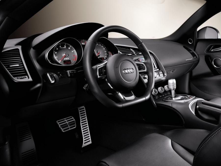 Интерьер Audi R8 2007 года  (NA) (фото 29 из 31)